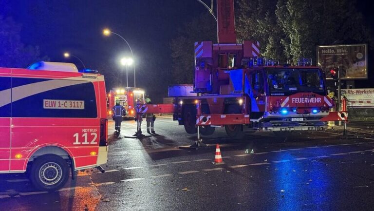 Berlin: Auto kracht in Laterne, Vollsperrung nach Unfall