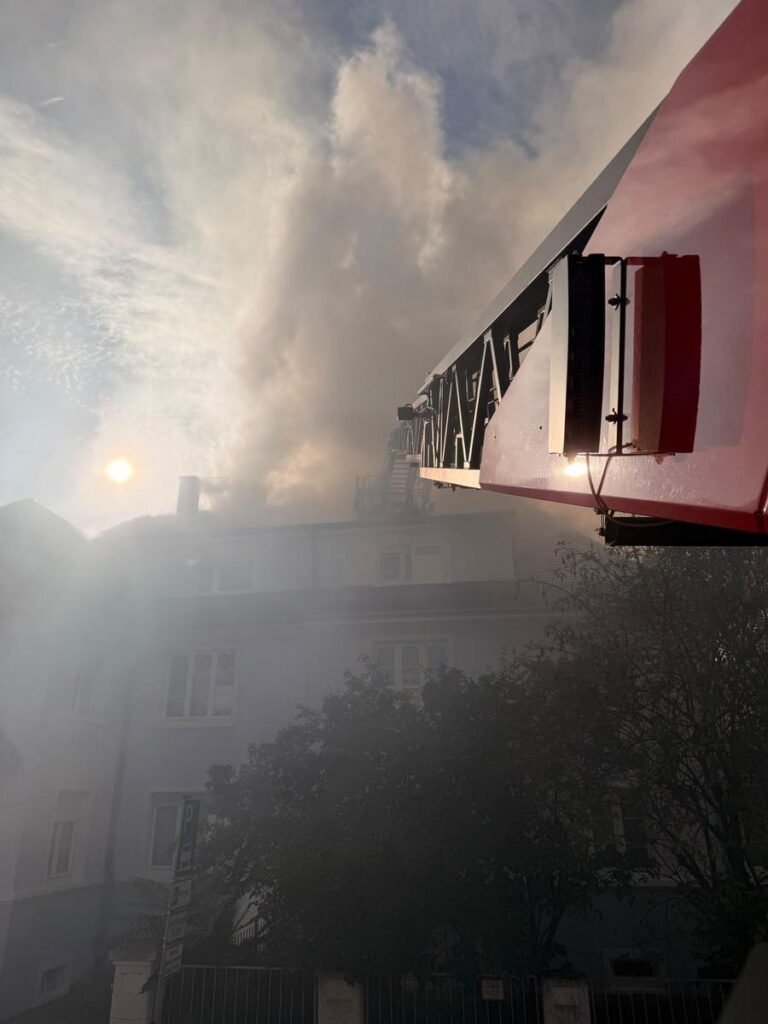 Weil am Rhein: Brand im Wohnhaus, Rettung per Drehleiter
