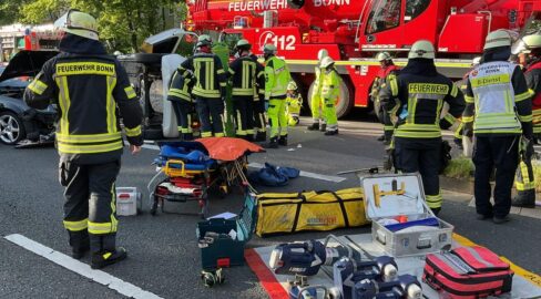Bonn: Mann nach Unfall unter Auto eingeklemmt, befreit