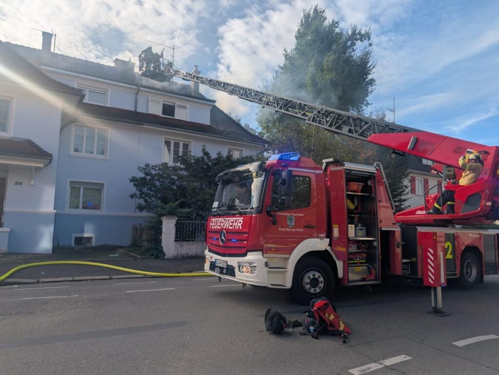 Weil am Rhein: Brand im Wohnhaus, Rettung per Drehleiter