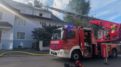 Weil am Rhein: Brand im Wohnhaus, Rettung per Drehleiter
