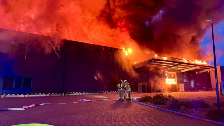 Helmstedt: Großbrand zerstört Halle, Vollsperrung auf B244