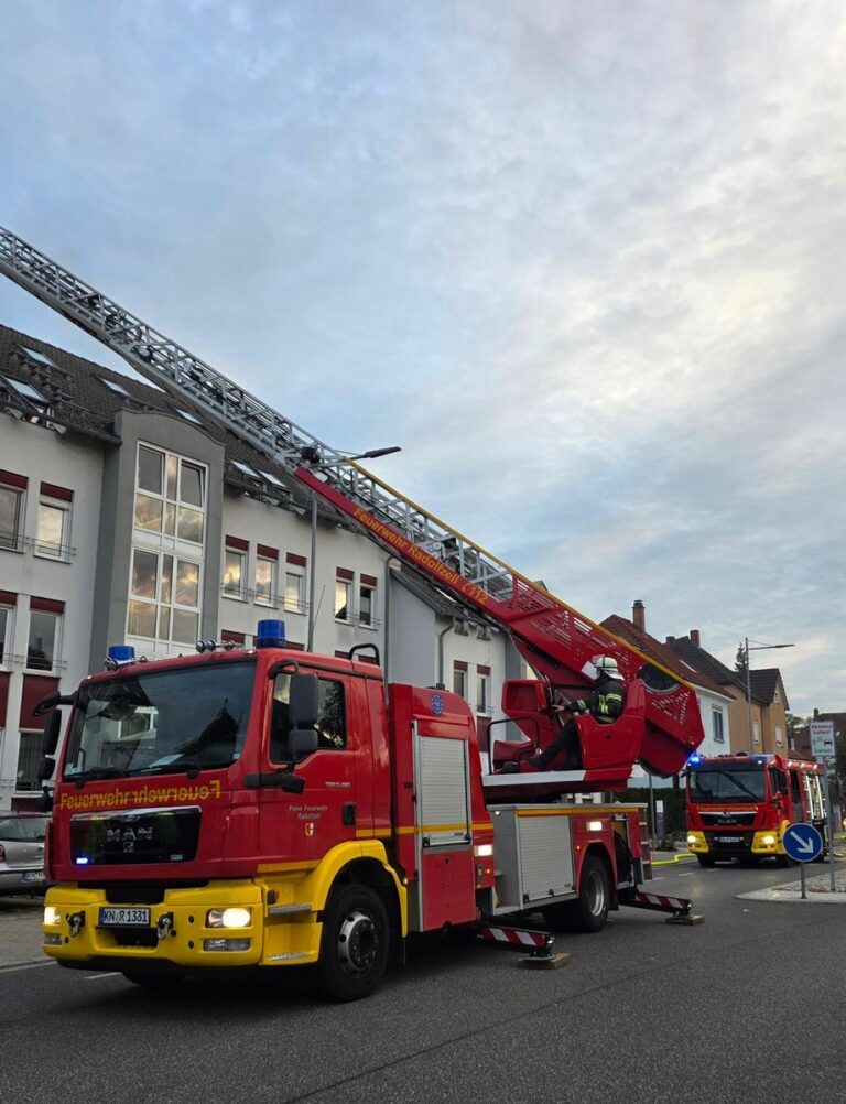 Radolfzell am Bodensee: Feuer in Dachwohnung löst Großeinsatz aus