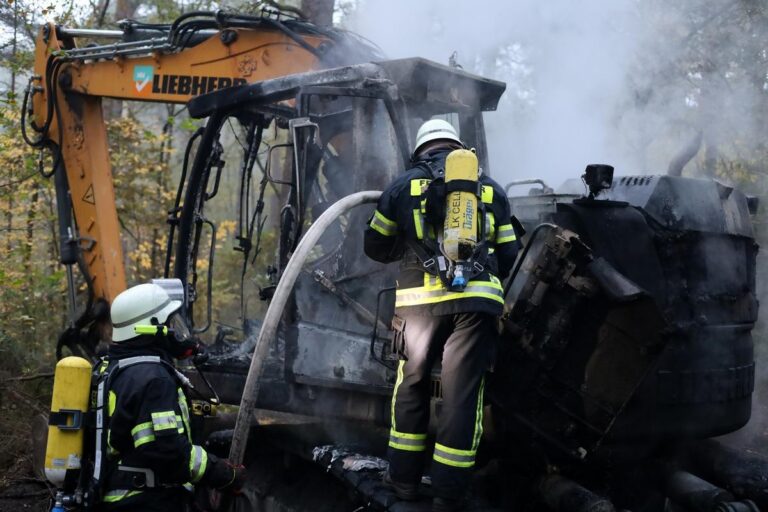 Hambühren: Erneut brennen Bagger, Feuer bedroht Halle