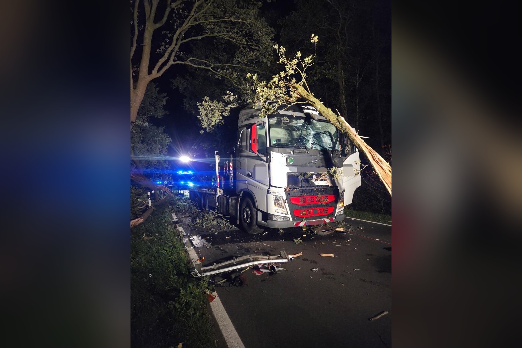 Visselhövede: Ast kracht auf Lkw, Vollsperrung nach Unfall