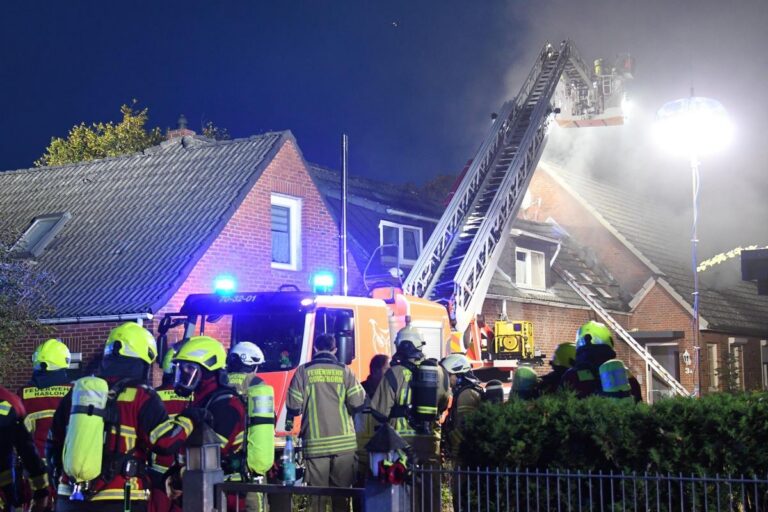 Hasloh: Brand im Mehrfamilienhaus löst Großeinsatz aus