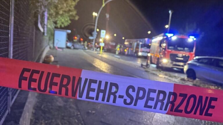 Berlin: Auto kracht in Laterne, Vollsperrung nach Unfall