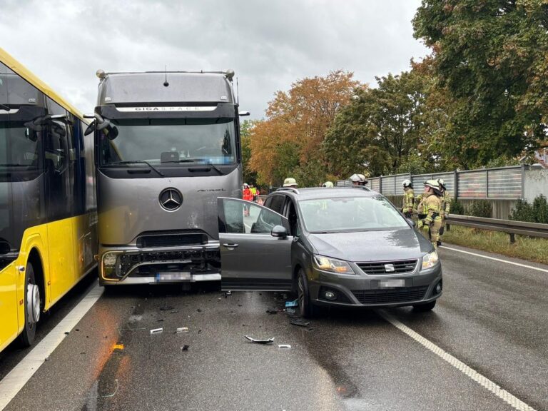 Stetten: Lkw rammt Auto und Bus auf B31, Vollsperrung nach Unfall