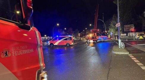 Berlin: Auto kracht in Laterne, Vollsperrung nach Unfall