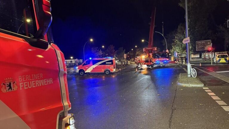 Berlin: Auto kracht in Laterne, Vollsperrung nach Unfall