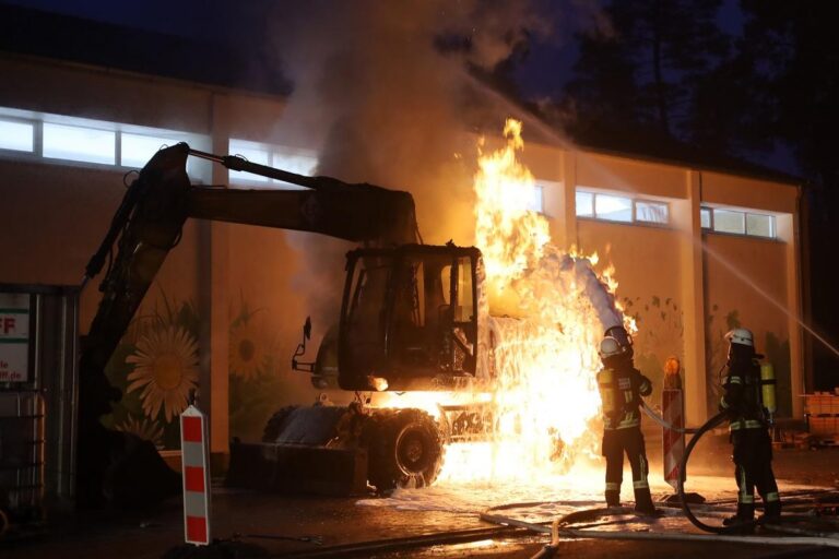 Hambühren: Erneut brennen Bagger, Feuer bedroht Halle