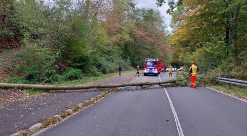 Rösrath: Crash auf Kölner Straße, Person nach Unfall verletzt