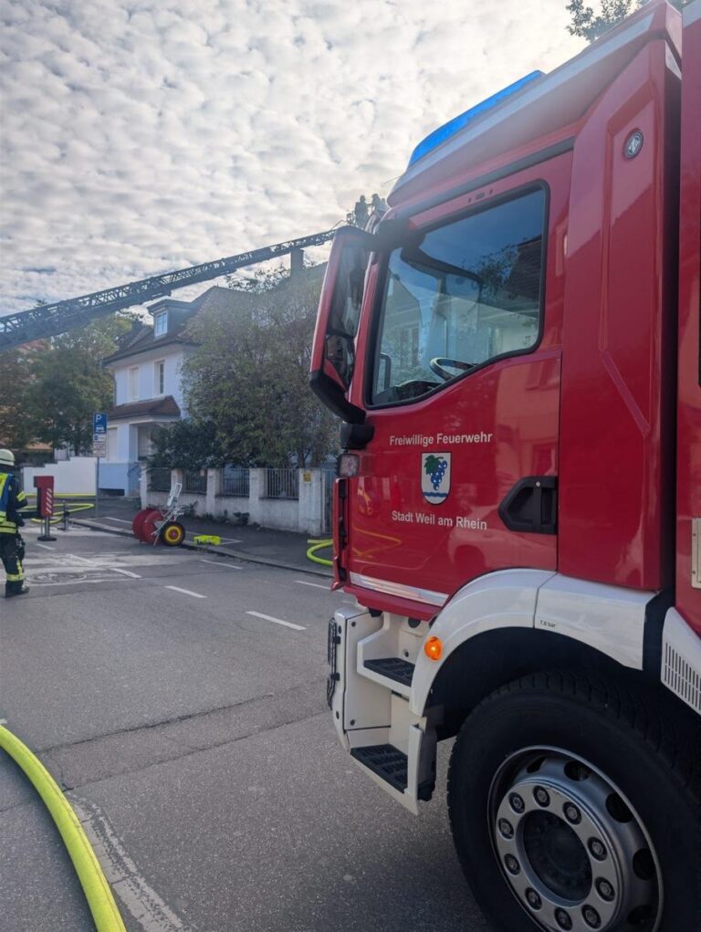 Weil am Rhein: Brand im Wohnhaus, Rettung per Drehleiter