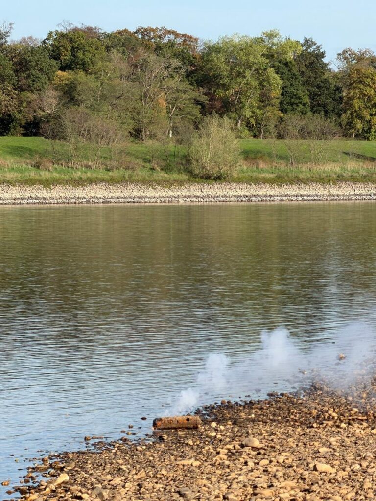 Neuss: Phosphor-Brandbombe fängt Feuer am Rheinufer