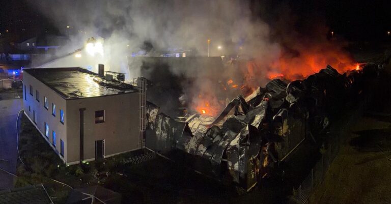 Helmstedt: Großbrand zerstört Halle, Vollsperrung auf B244