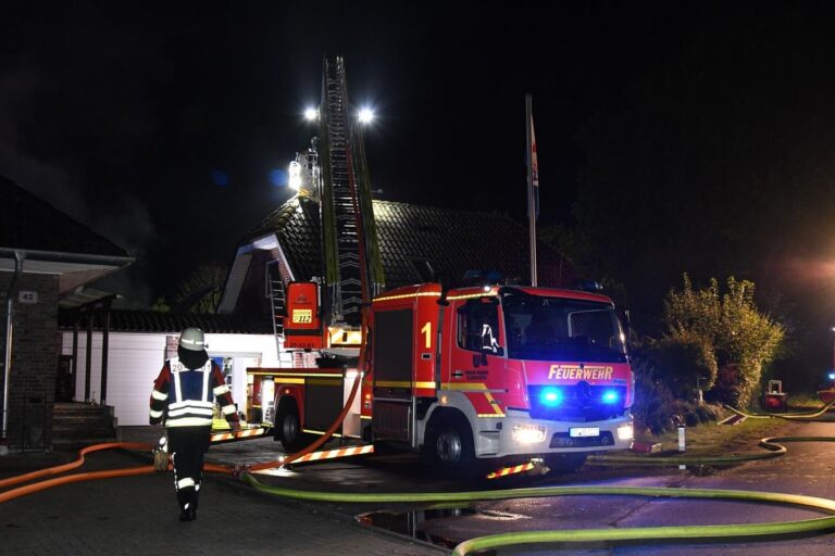 Klein Offenseth-Sparrieshoop: Feuer zerstört Garagen, Häuser gerettet