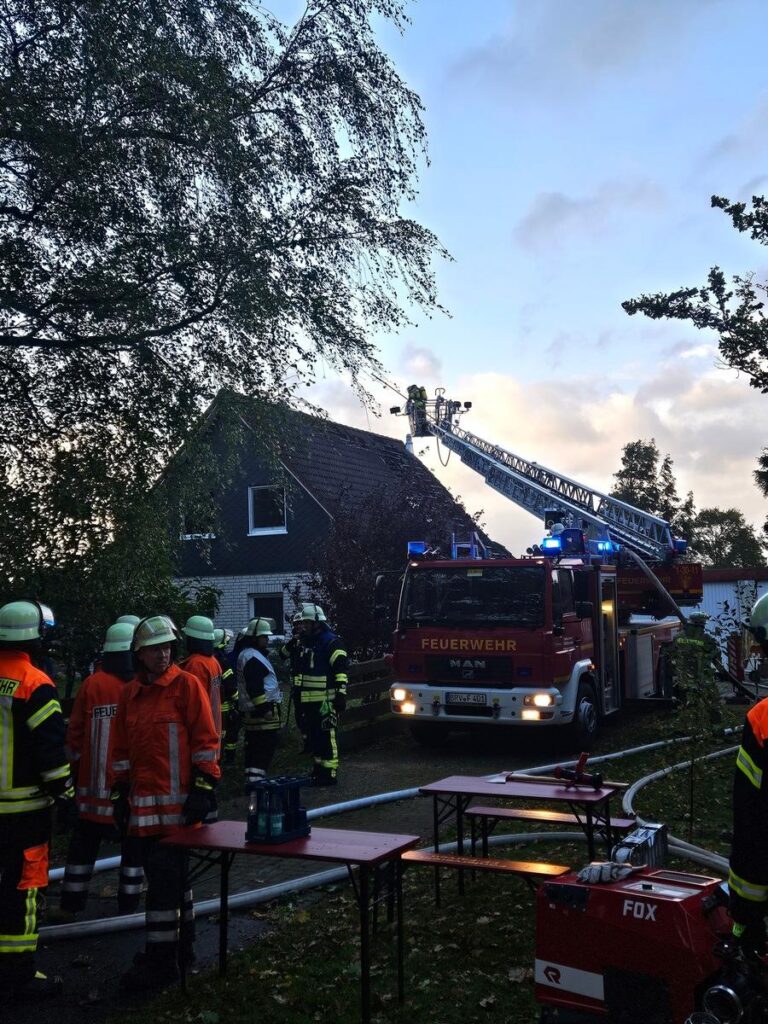 Farven: Dachstuhl-Brand in Byhusen, 70 Retter im Einsatz