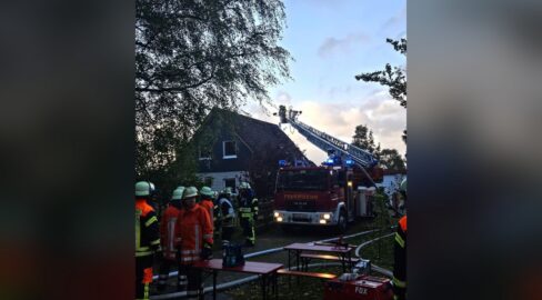 Farven: Dachstuhl-Brand in Byhusen, 70 Retter im Einsatz