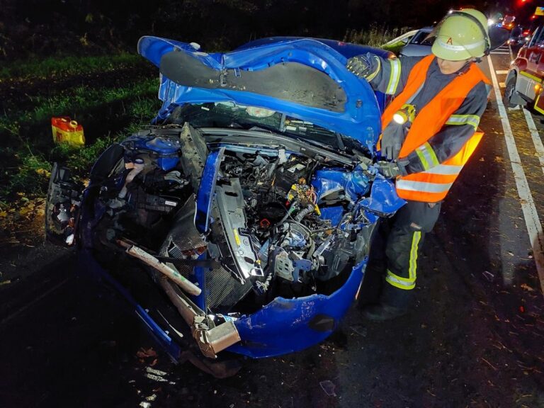 Rösrath: Crash auf Kölner Straße, Person nach Unfall verletzt