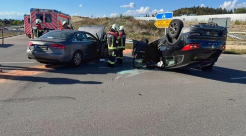 Allensbach: Auto liegt nach Unfall auf B33 auf dem Dach
