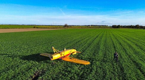 Wangerland: Flieger überschlägt sich, Pilot (69) nach Unfall verletzt