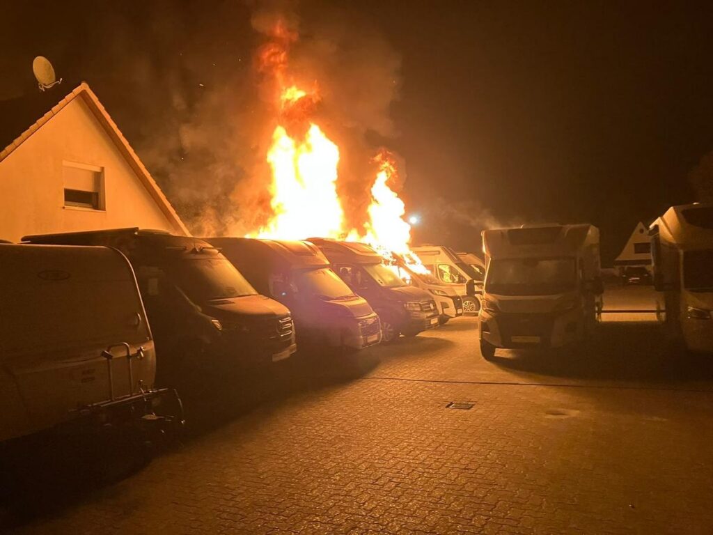 Zeven: Feuer-Drama beim Händler, 3 Wohnmobile brennen aus