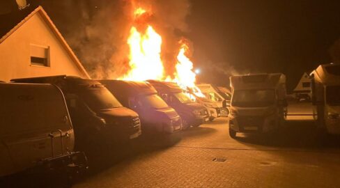 Zeven: Feuer-Drama beim Händler, 3 Wohnmobile brennen aus