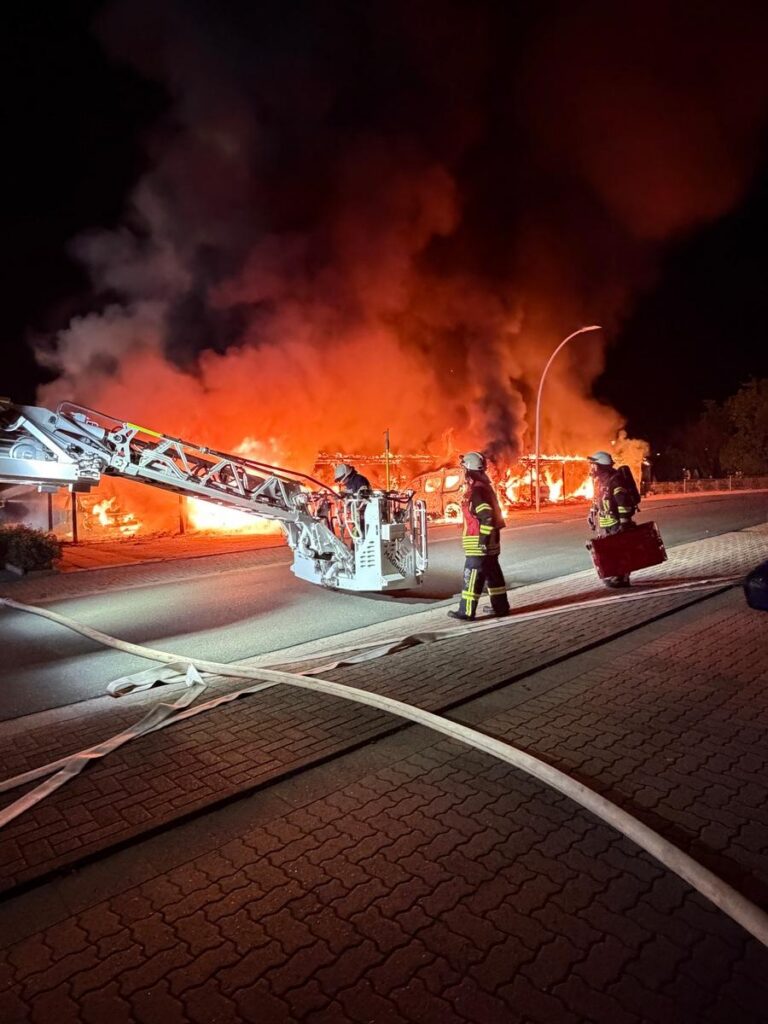 Zeven: Großbrand zerstört Carport, 2 Schwerverletzte