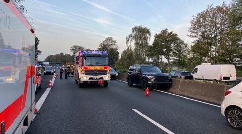 Mülheim an der Ruhr: Unfall auf A40: Notfall am Steuer, Vollsperrung