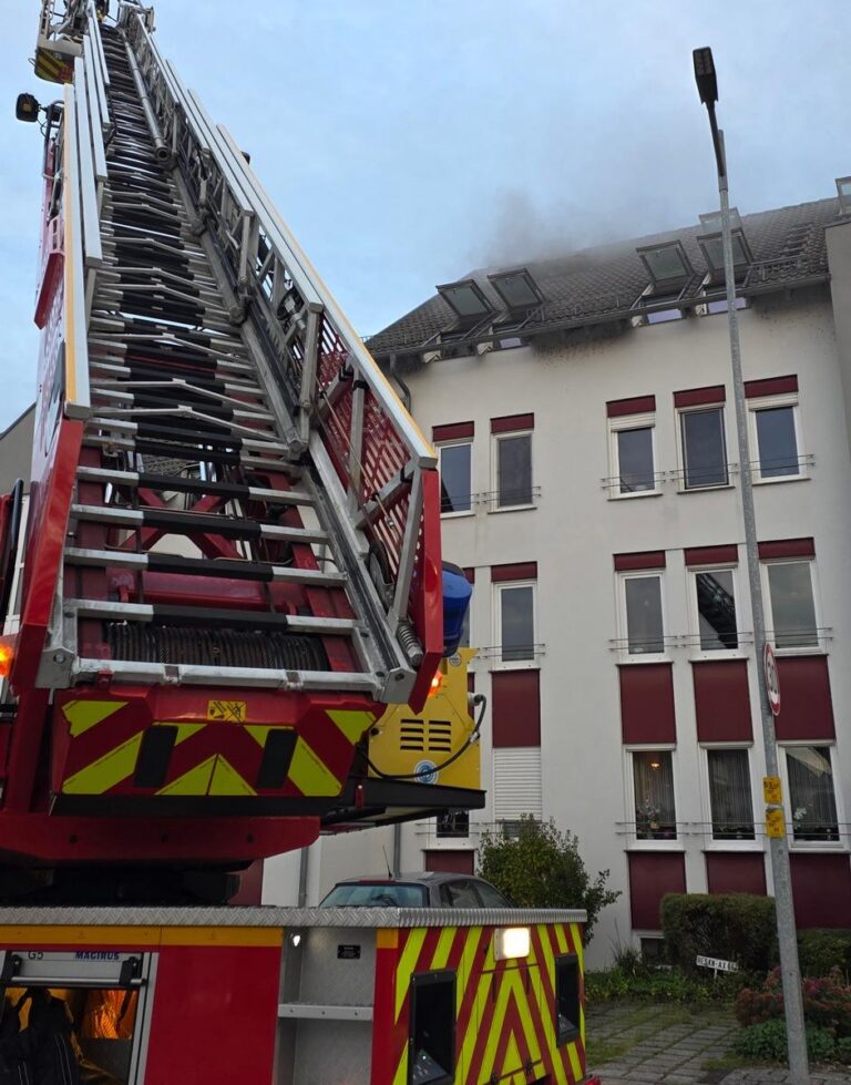 Radolfzell am Bodensee: Feuer in Dachwohnung löst Großeinsatz aus