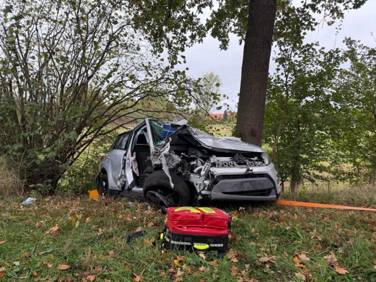 Meerbusch: Auto knallt gegen Baum, 3 Schwerverletzte nach Unfall