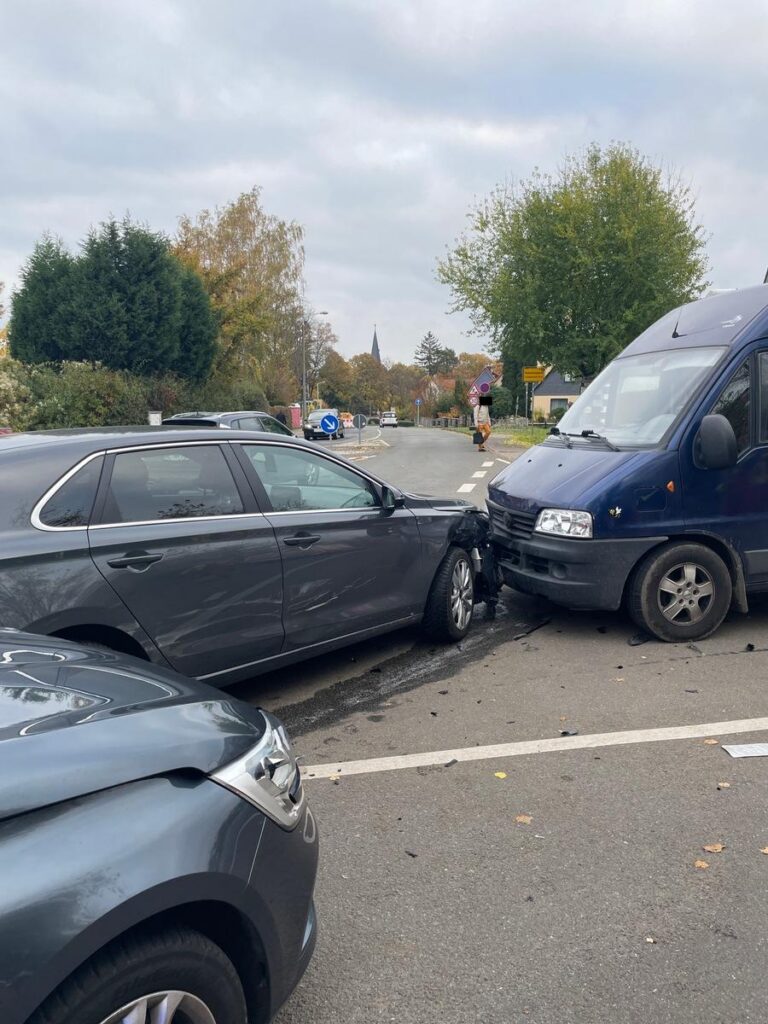 Erfurt: Drei Autos krachen zusammen, Mann nach Unfall verletzt
