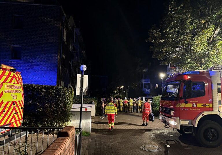 Grevenbroich: Brand-Drama im Wohnhaus, Bewohner schwer verletzt