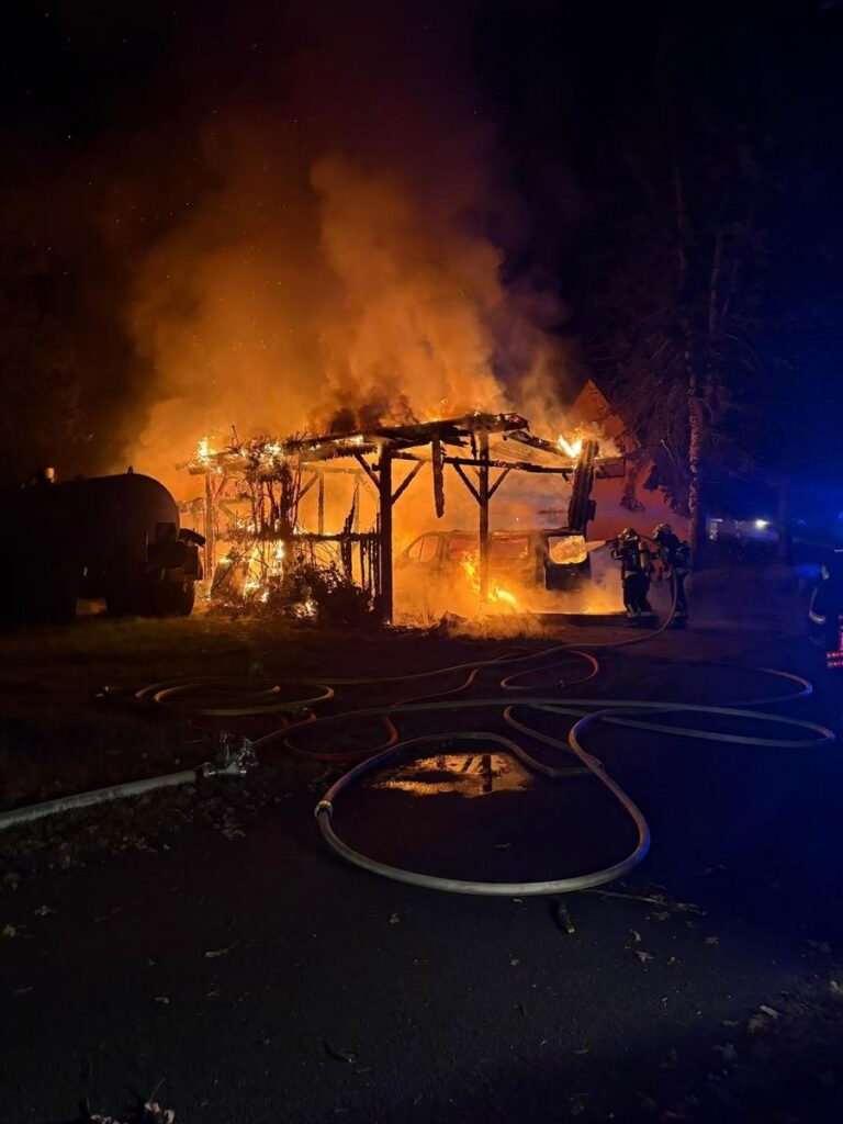Bötersen: Großbrand droht auf Wohnhaus überzugreifen