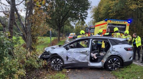 Hude: VW kracht gegen Baum, Fahrer (19) nach Unfall in Klinik