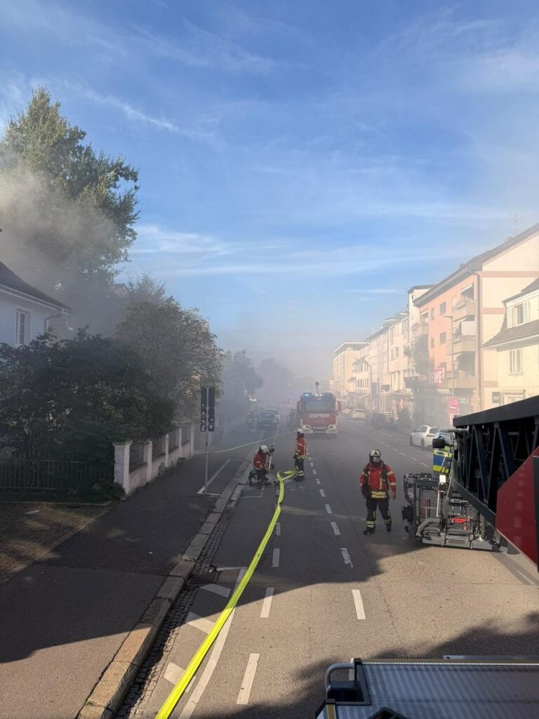 Weil am Rhein: Brand im Wohnhaus, Rettung per Drehleiter