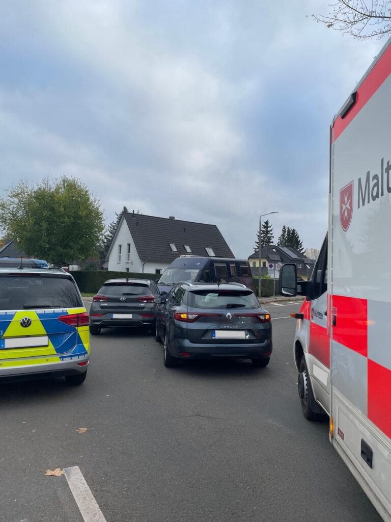 Erfurt: Drei Autos krachen zusammen, Mann nach Unfall verletzt