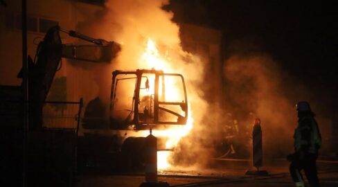 Hambühren: Erneut brennen Bagger, Feuer bedroht Halle