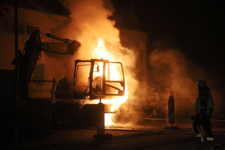 Hambühren: Erneut brennen Bagger, Feuer bedroht Halle