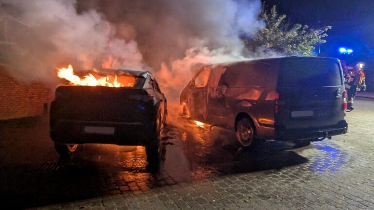 Elsdorf: Nächtliches Feuer-Drama: Zwei Pkw brennen komplett aus
