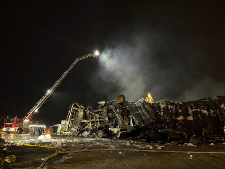 Helmstedt: Großbrand zerstört Halle, Vollsperrung auf B244