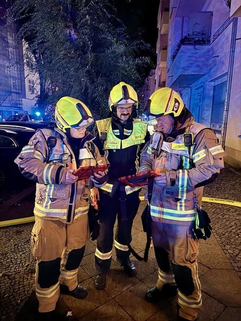 Berlin: Brand im Wedding, Person springt auf Dach: Lebensgefahr
