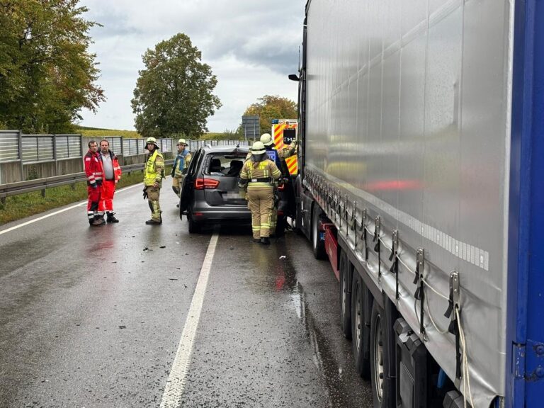 Stetten: Lkw rammt Auto und Bus auf B31, Vollsperrung nach Unfall