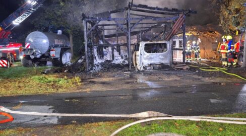 Bötersen: Großbrand droht auf Wohnhaus überzugreifen