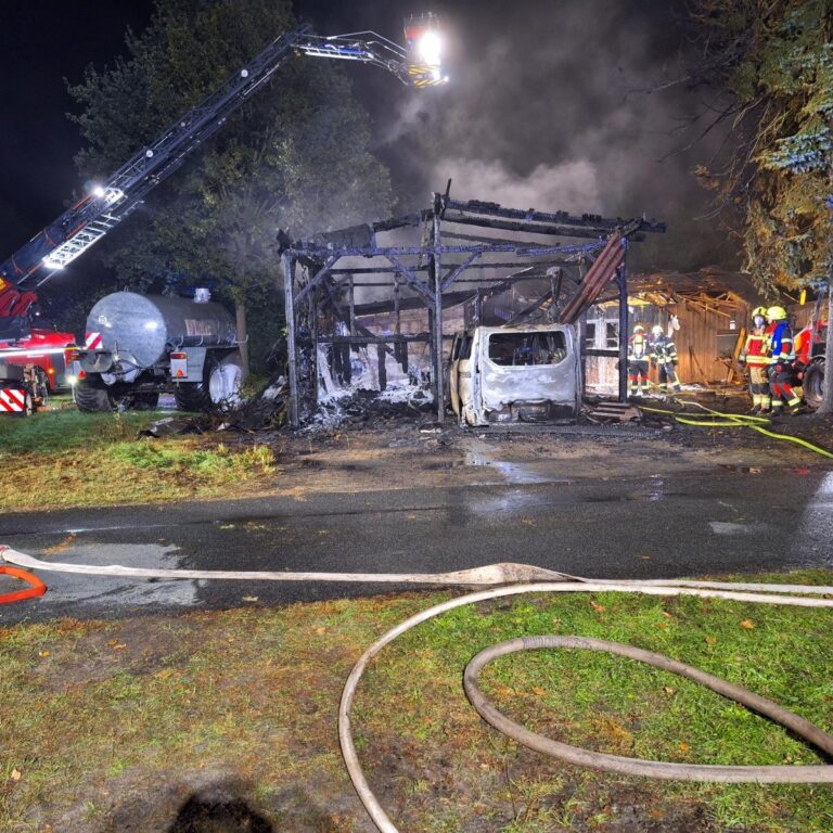 Bötersen: Großbrand droht auf Wohnhaus überzugreifen
