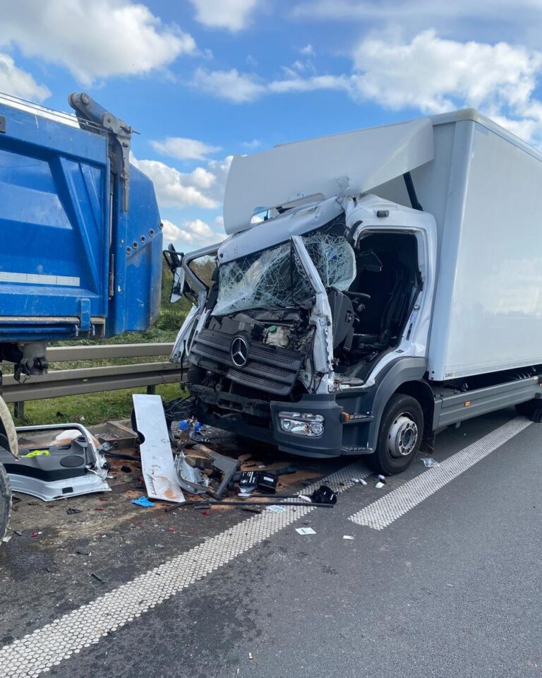 Neuss: Unfall auf A57, Lkw-Fahrer in Lebensgefahr