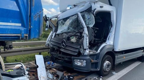 Neuss: Unfall auf A57, Lkw-Fahrer in Lebensgefahr