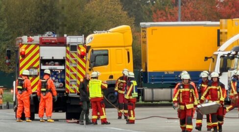 Neumünster: Batteriesäure läuft aus, 12 Verletzte bei Unfall