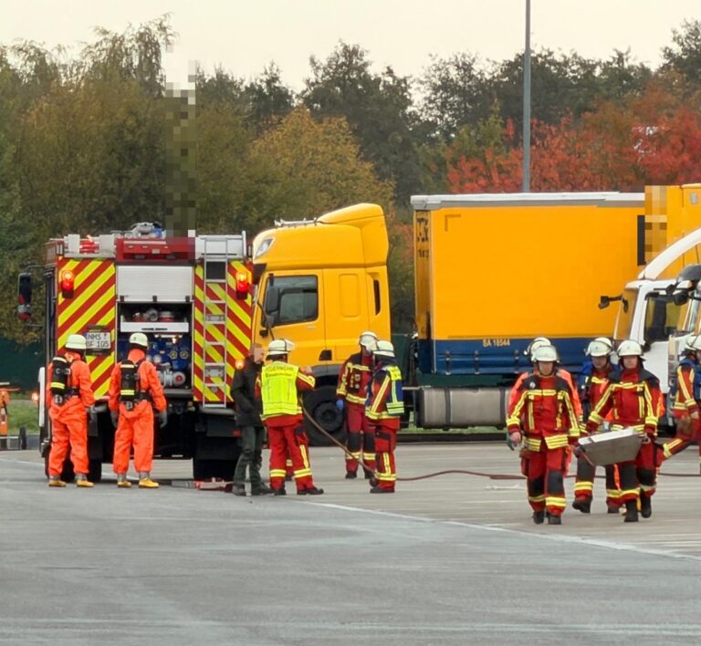 Neumünster: Batteriesäure läuft aus, 12 Verletzte bei Unfall
