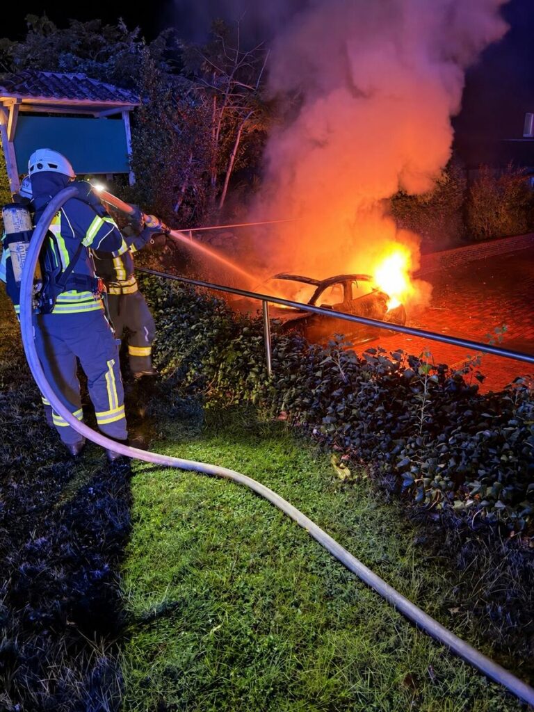Zeven: Elektro-Porsche brennt aus, Feuer-Einsatz